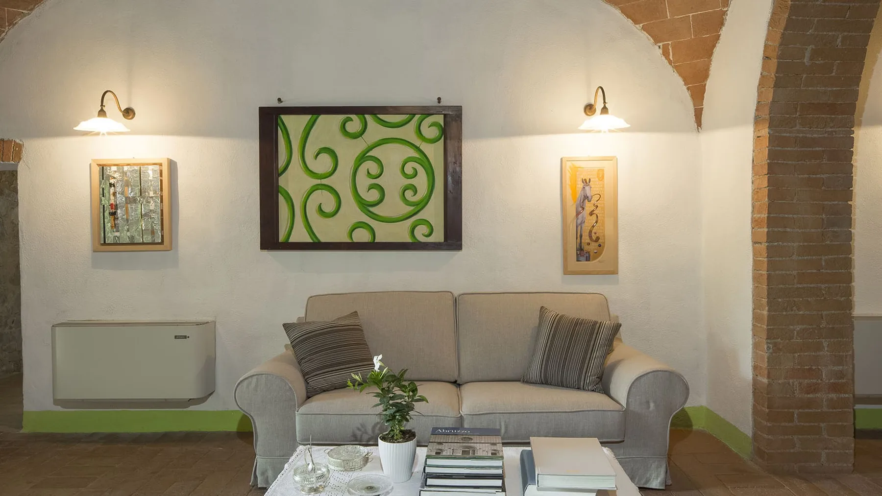 Una sala de estar con un sofá bajo arte decorativo en la pared.