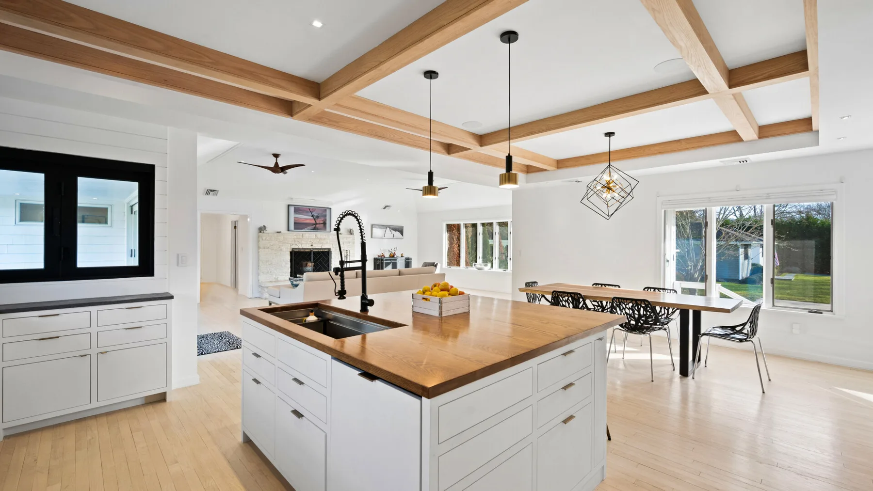 Una cocina y comedor luminosos de planta abierta con una gran isla central.