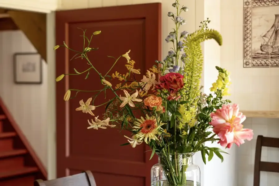 Flowers in the breakfast room