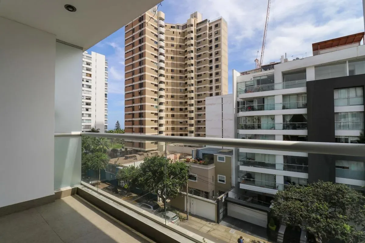 Deluxe 3BR Duplex w/ Balcony in Miraflores