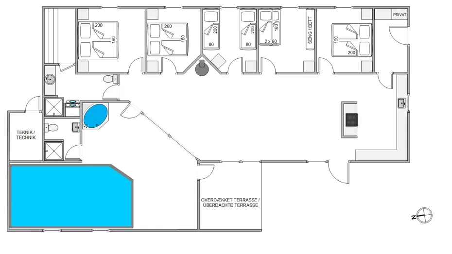 Un plano muestra varias habitaciones alrededor de un espacio central amplio y una piscina.