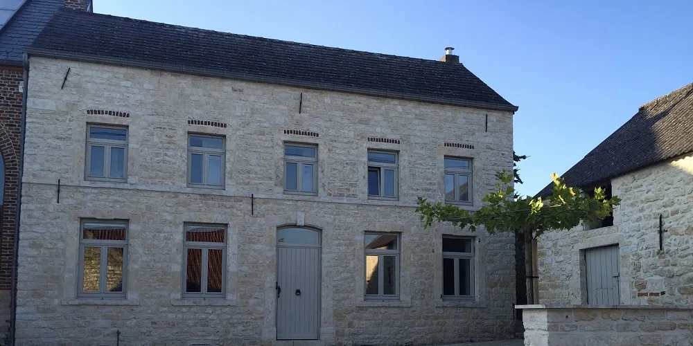 Exterior de La Maison en Pierre