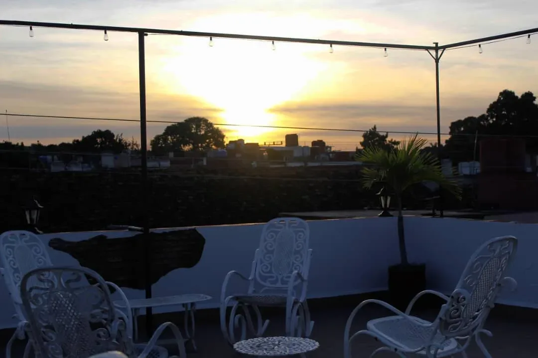 Terraza con vistas a los tejados al atardecer