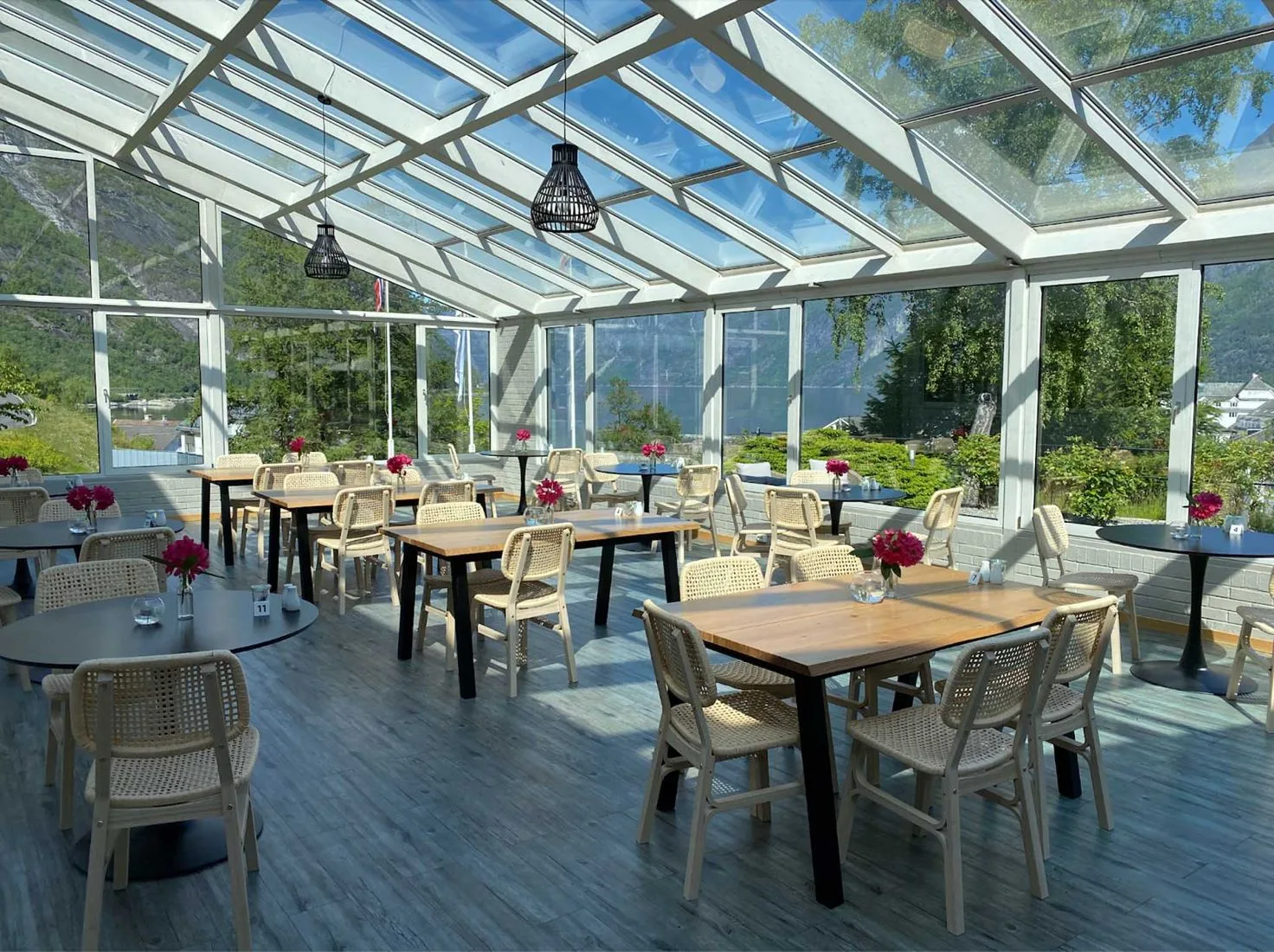 Sala acristalada del restaurante Knaus con vistas a Eidfjord