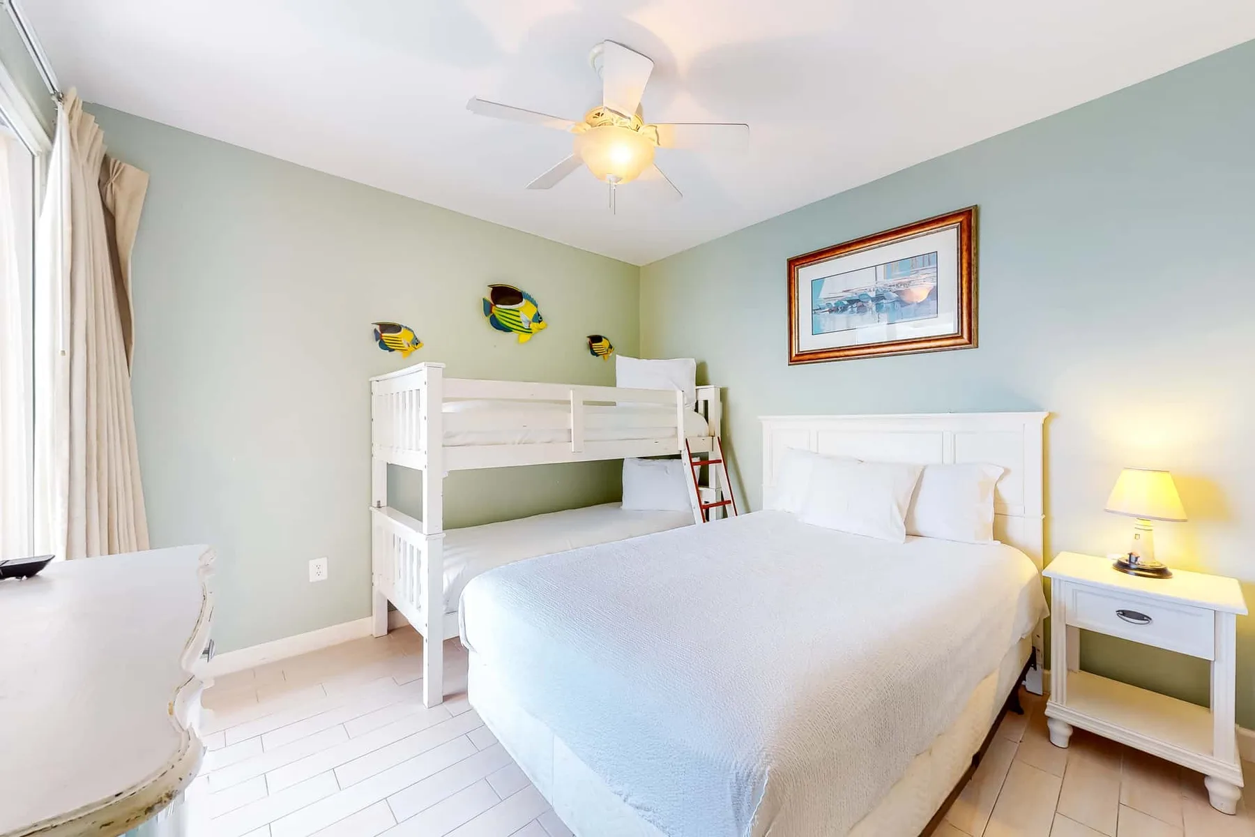 Un dormitorio con una cama grande y una litera al lado.