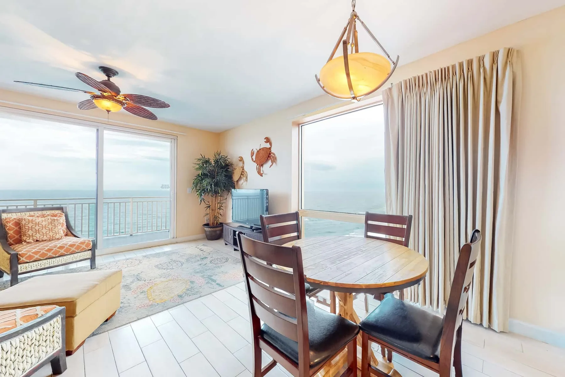 Una luminosa zona de comedor y estar da a un balcón con vistas al mar.
