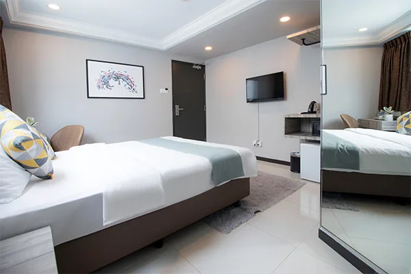 Vista lateral de un dormitorio superior con cama queen
