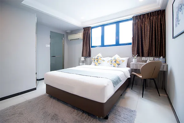 Dormitorio superior con cama queen
