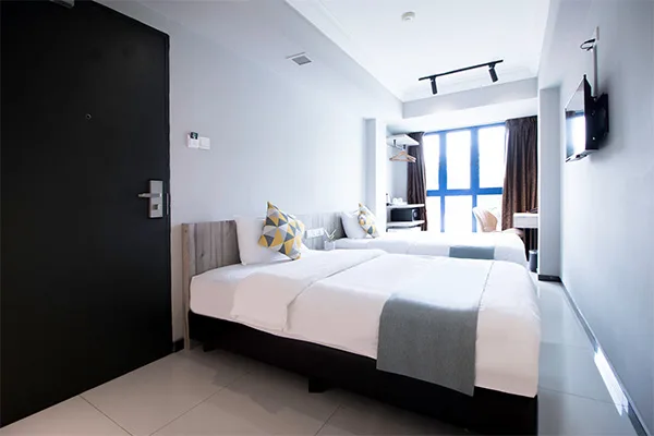 Habitación de hotel con dos camas individuales