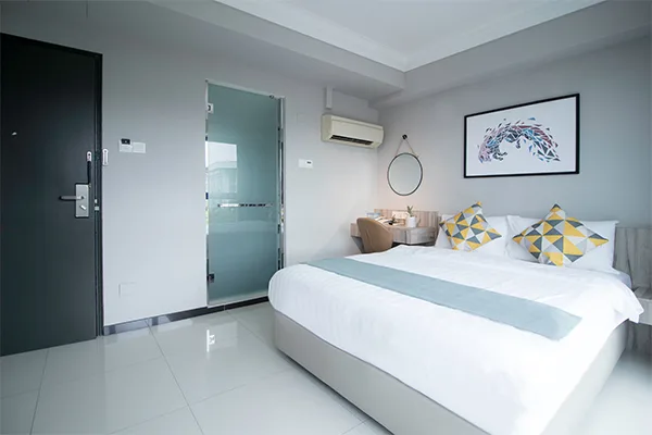 Dormitorio con una cama queen superior