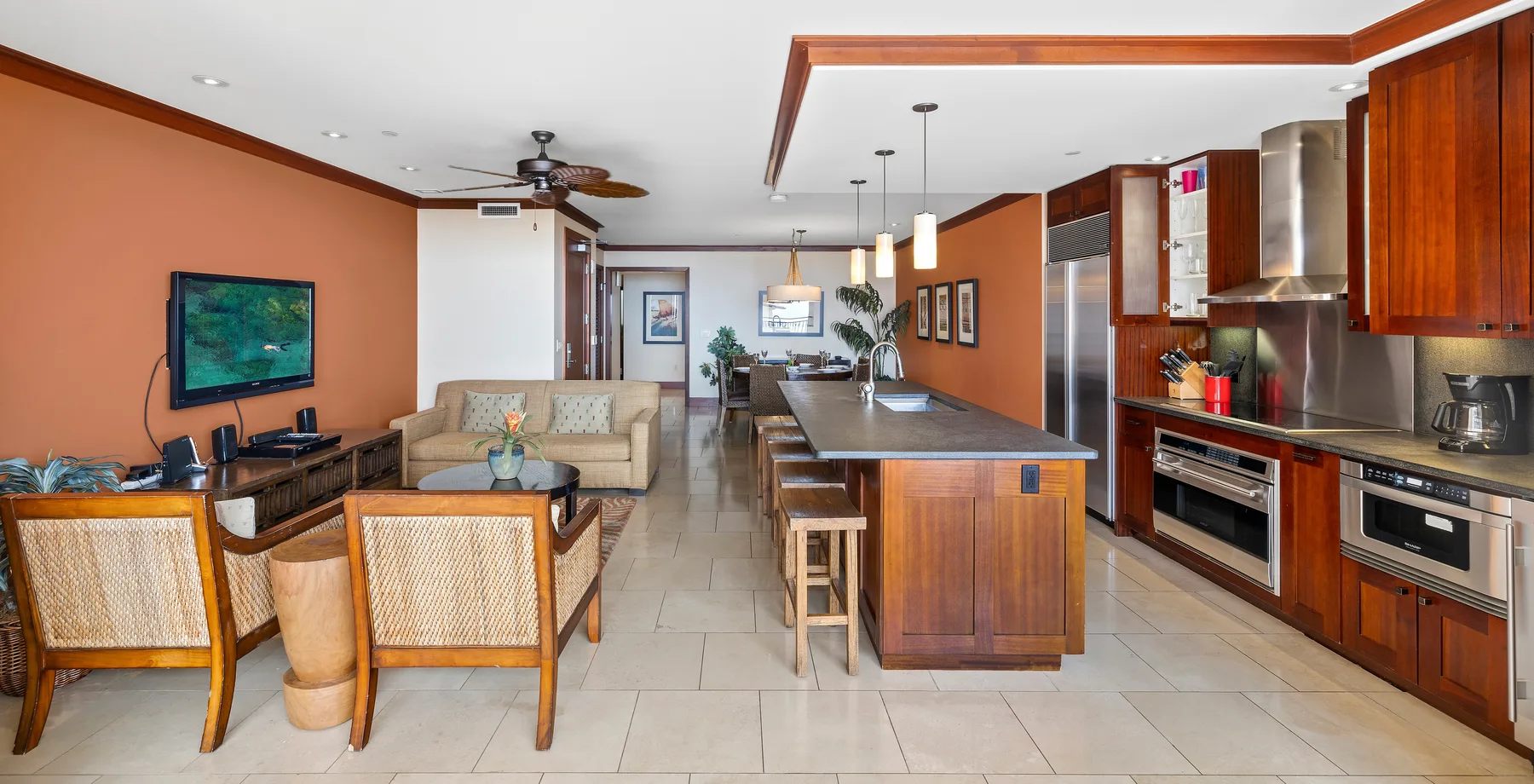 Cocina y comedor de concepto abierto, con una isla central y asientos.