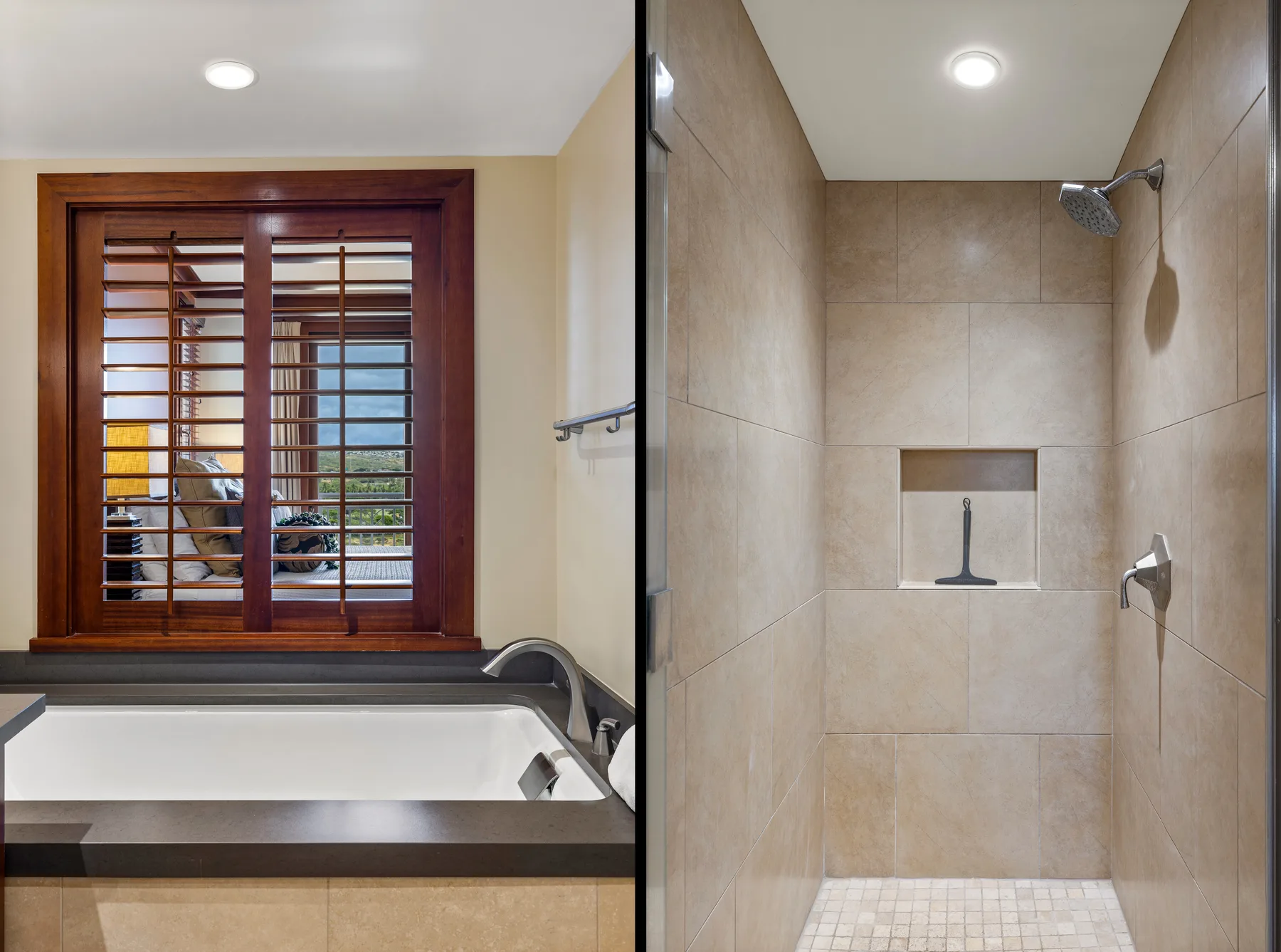 Un baño con una bañera bajo una ventana y una ducha alicatada al lado.