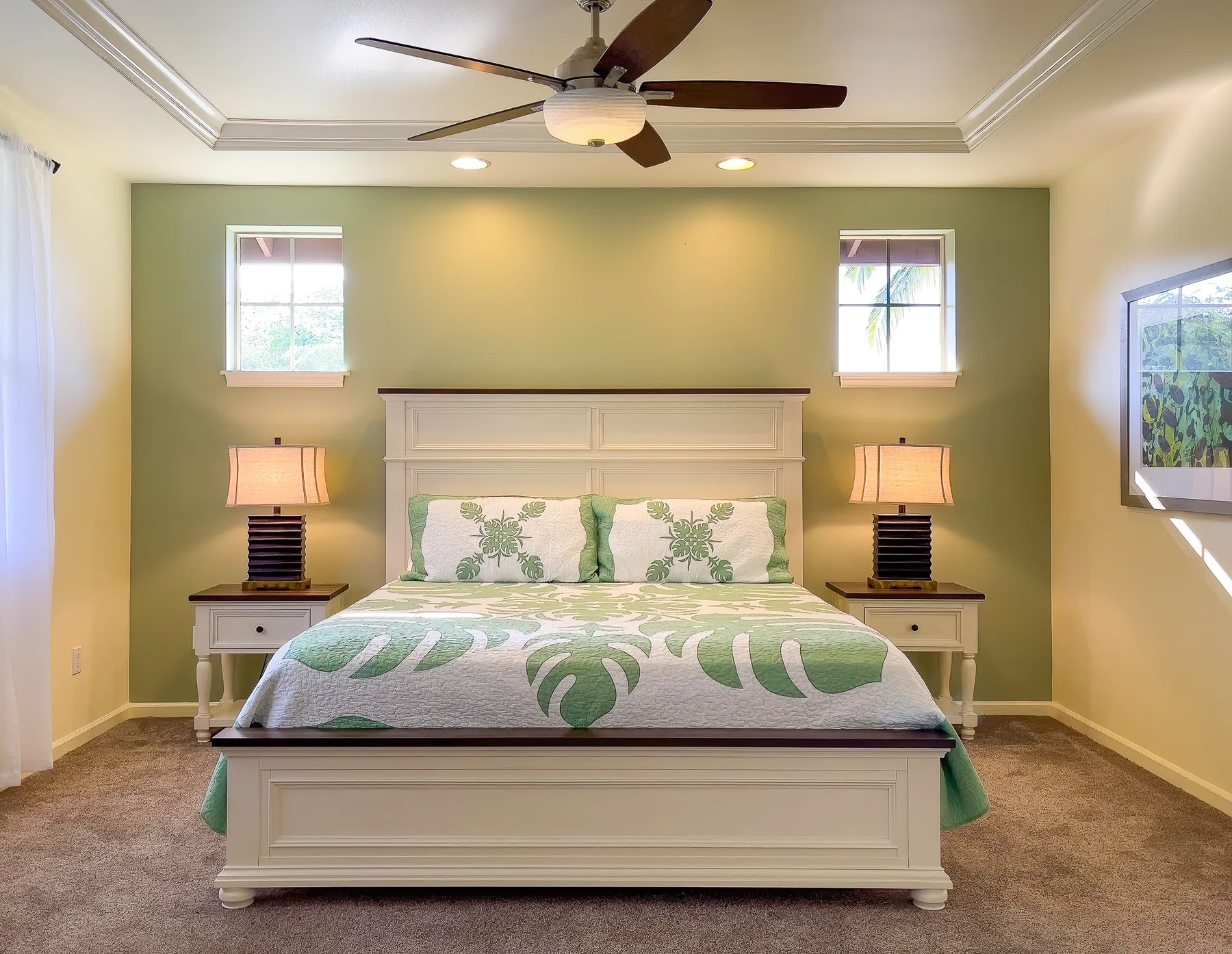 Un dormitorio con una cama vestida con ropa de cama verde y blanca.