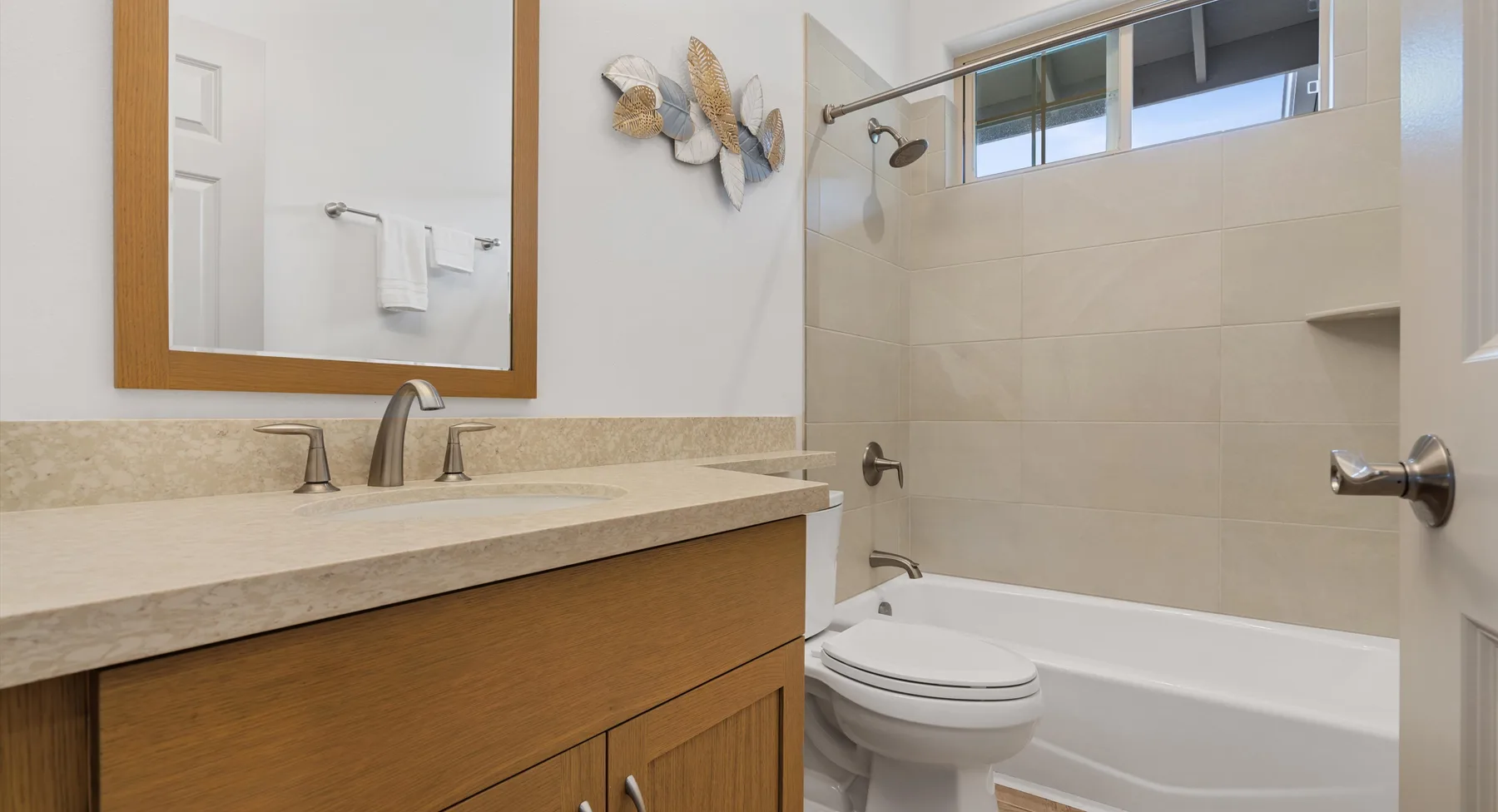Un baño con lavabo, inodoro y bañera.