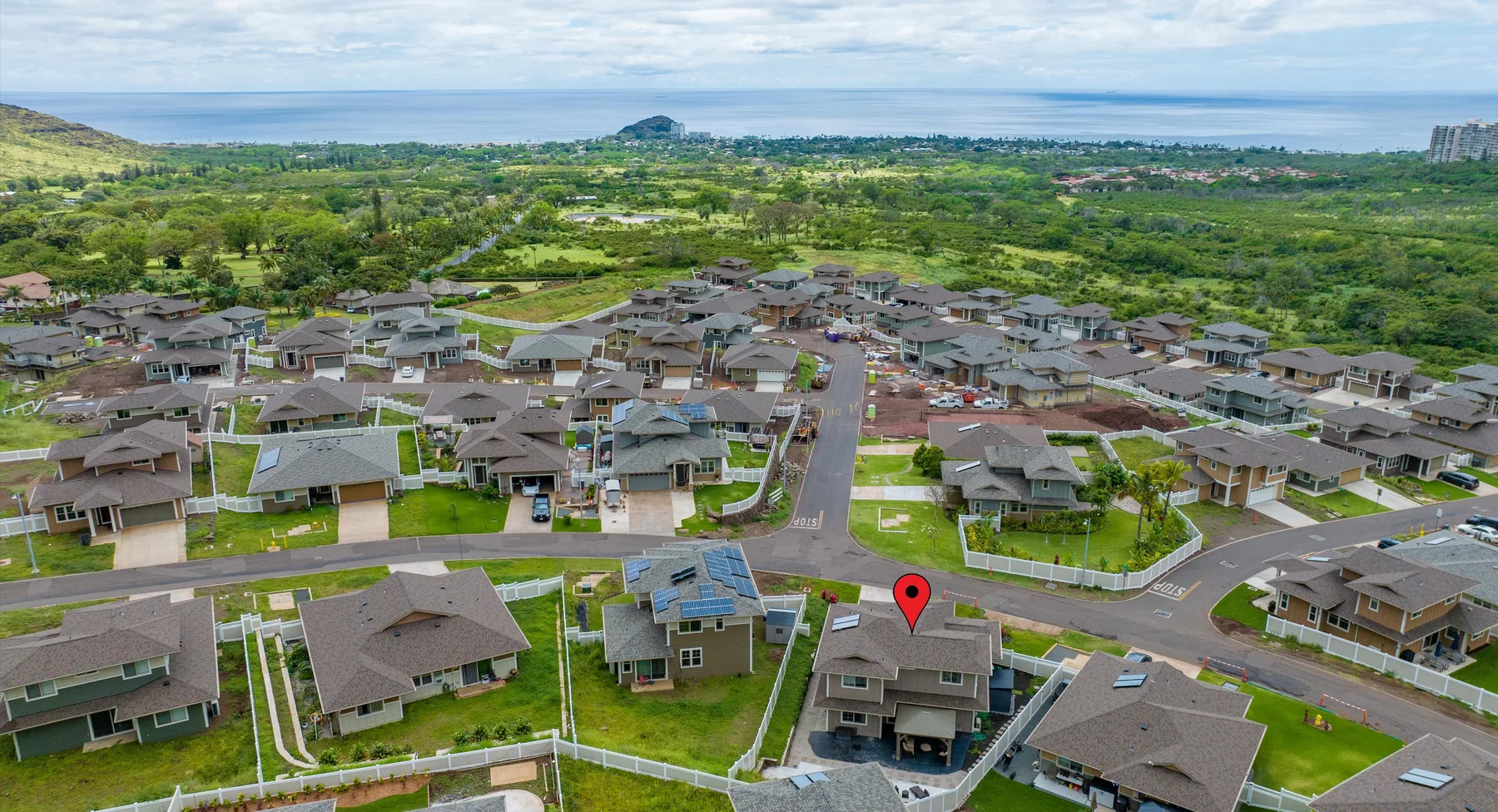 Vista aérea de un barrio residencial con viviendas, calles y zonas verdes.