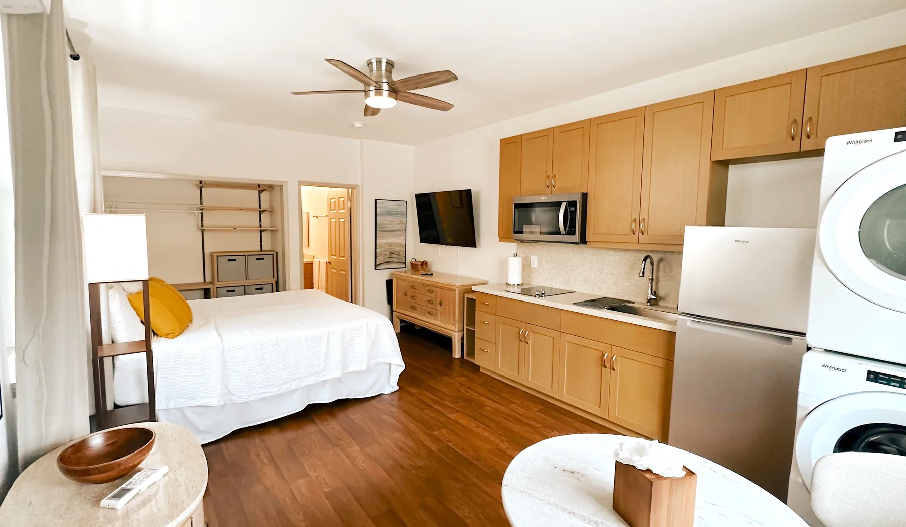 Un estudio combina una cama, gabinetes de cocina y electrodomésticos de lavandería.