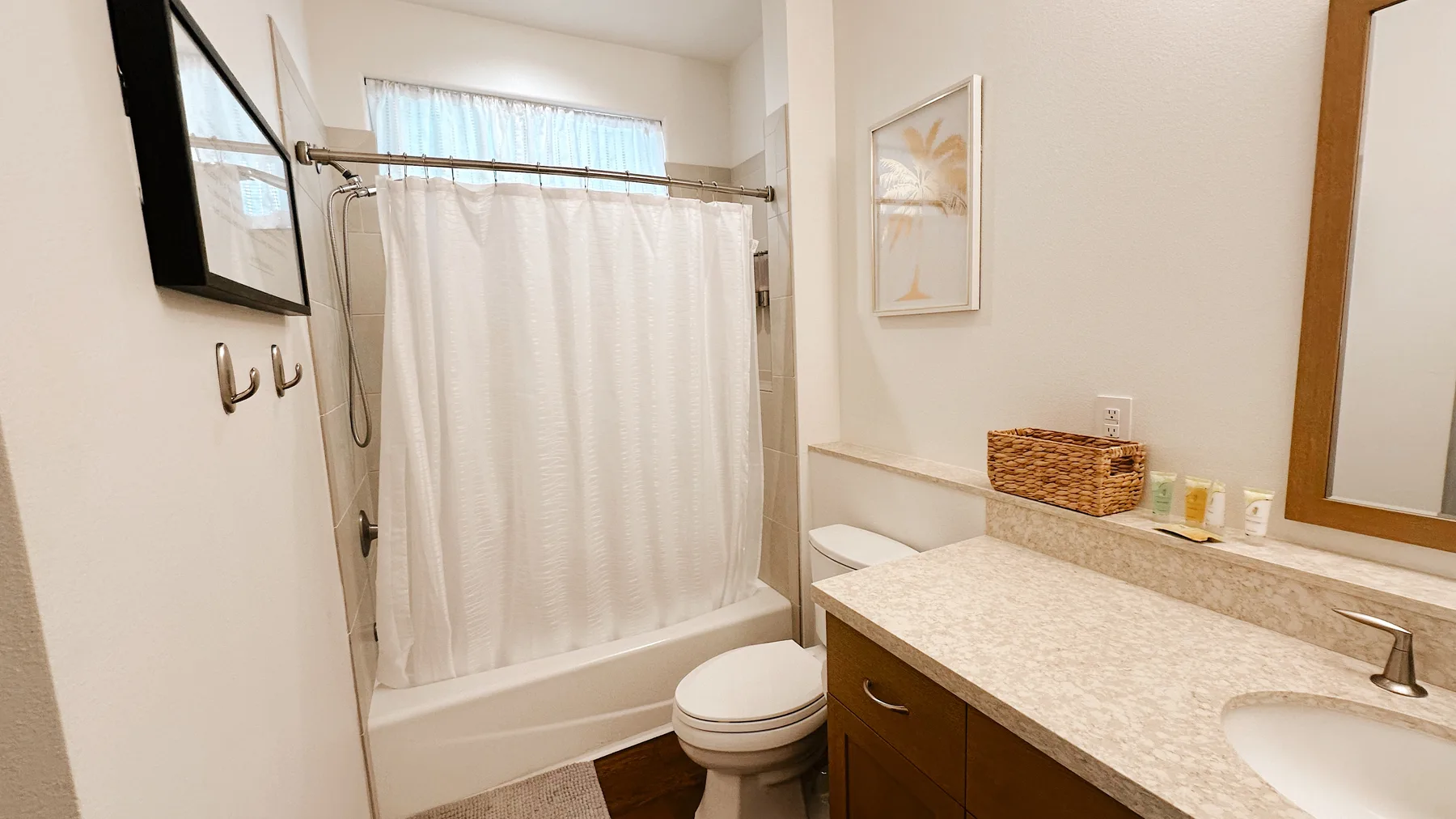 Un baño con una bañera con cortina y un lavabo.