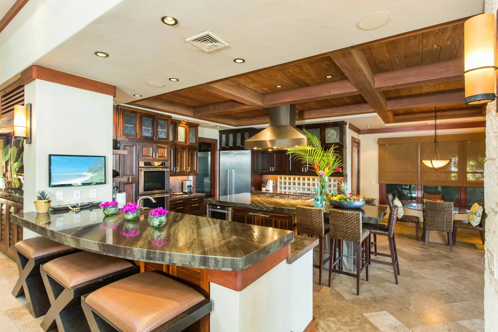 Una cocina abierta y zona de comedor con una gran isla y asientos.