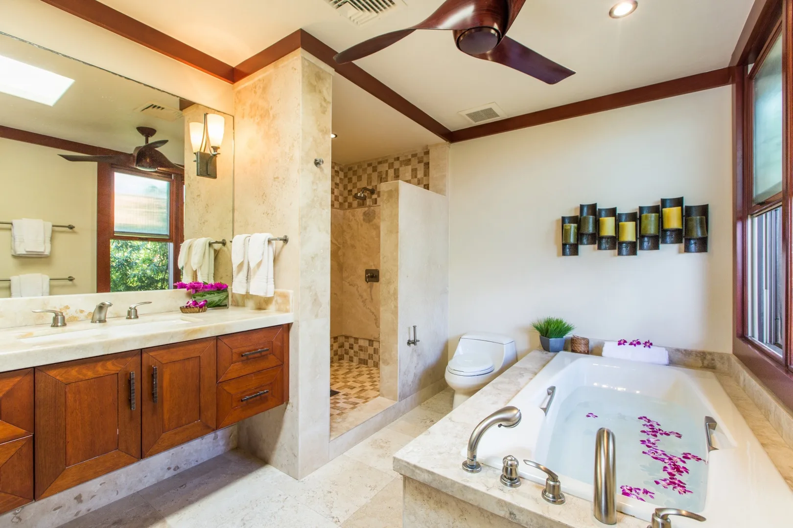 Un baño amplio con bañera, ducha y tocador de madera.