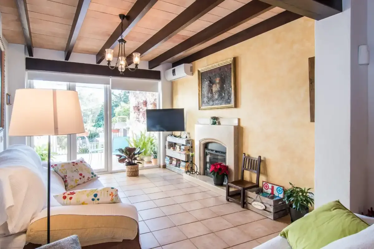 Una sala de estar con asientos, un televisor y una chimenea.