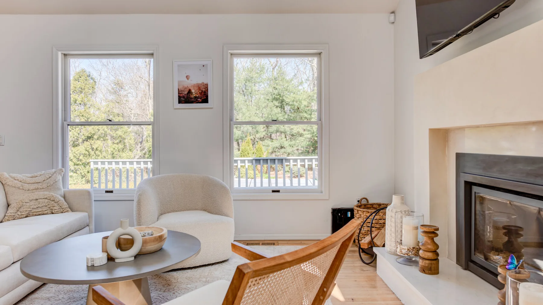 Una sala luminosa con asientos, una mesa de centro y una chimenea.