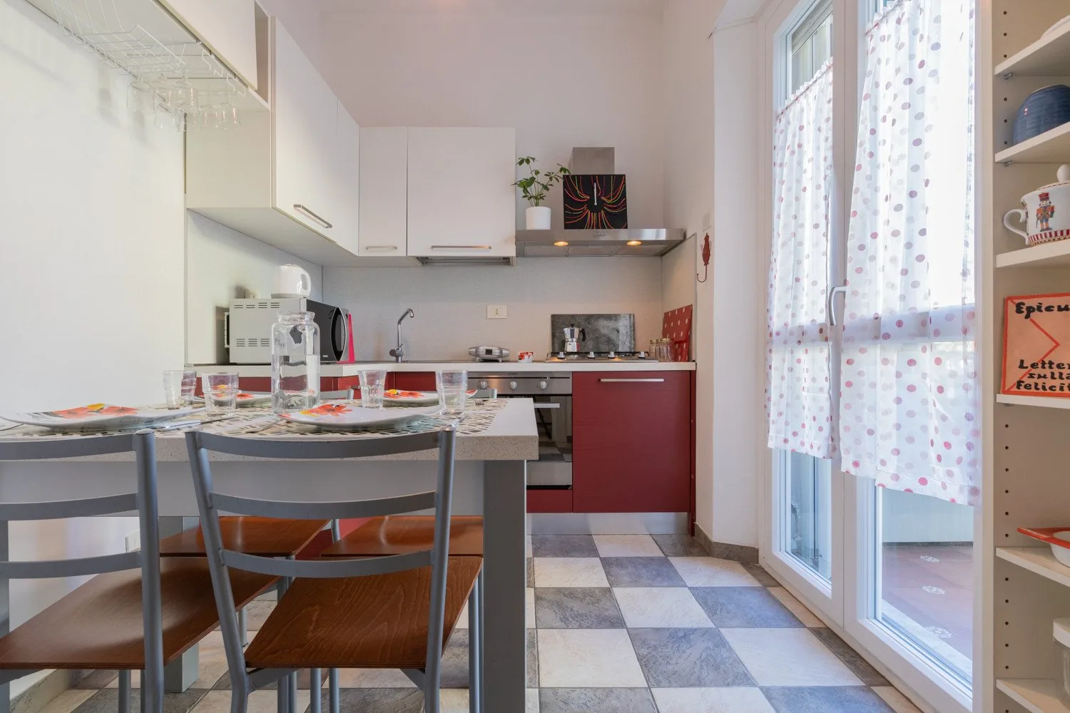 Una cocina luminosa con una mesa de comedor y grandes puertas de vidrio.