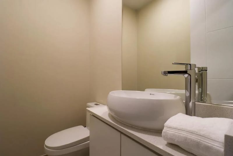 Radiant 2BR w/ Great Balcony Near Kennedy Park