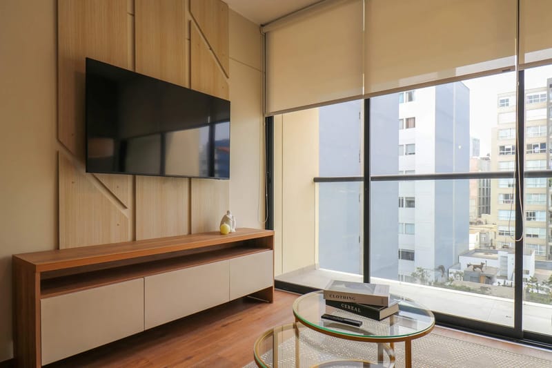 Radiant 2BR w/ Great Balcony Near Kennedy Park