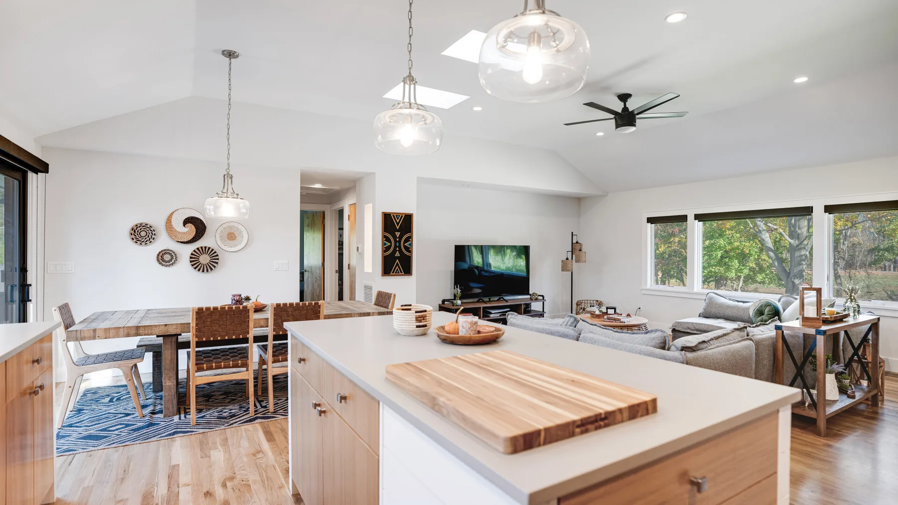 Una sala-comedor de concepto abierto con una isla de cocina en primer plano.