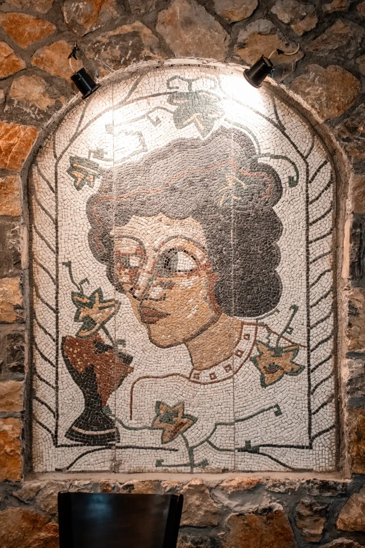 Mosaico de guijarros asociado a la etiqueta del vino Ohridsko