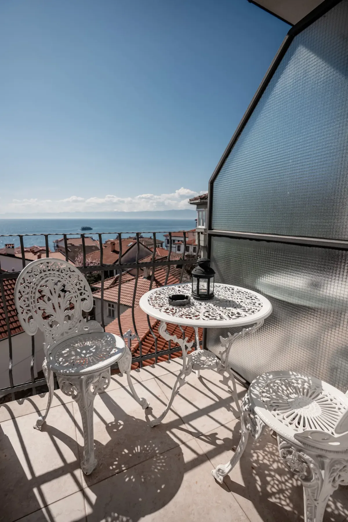 Mesa y sillas en un balcón con vistas al lago