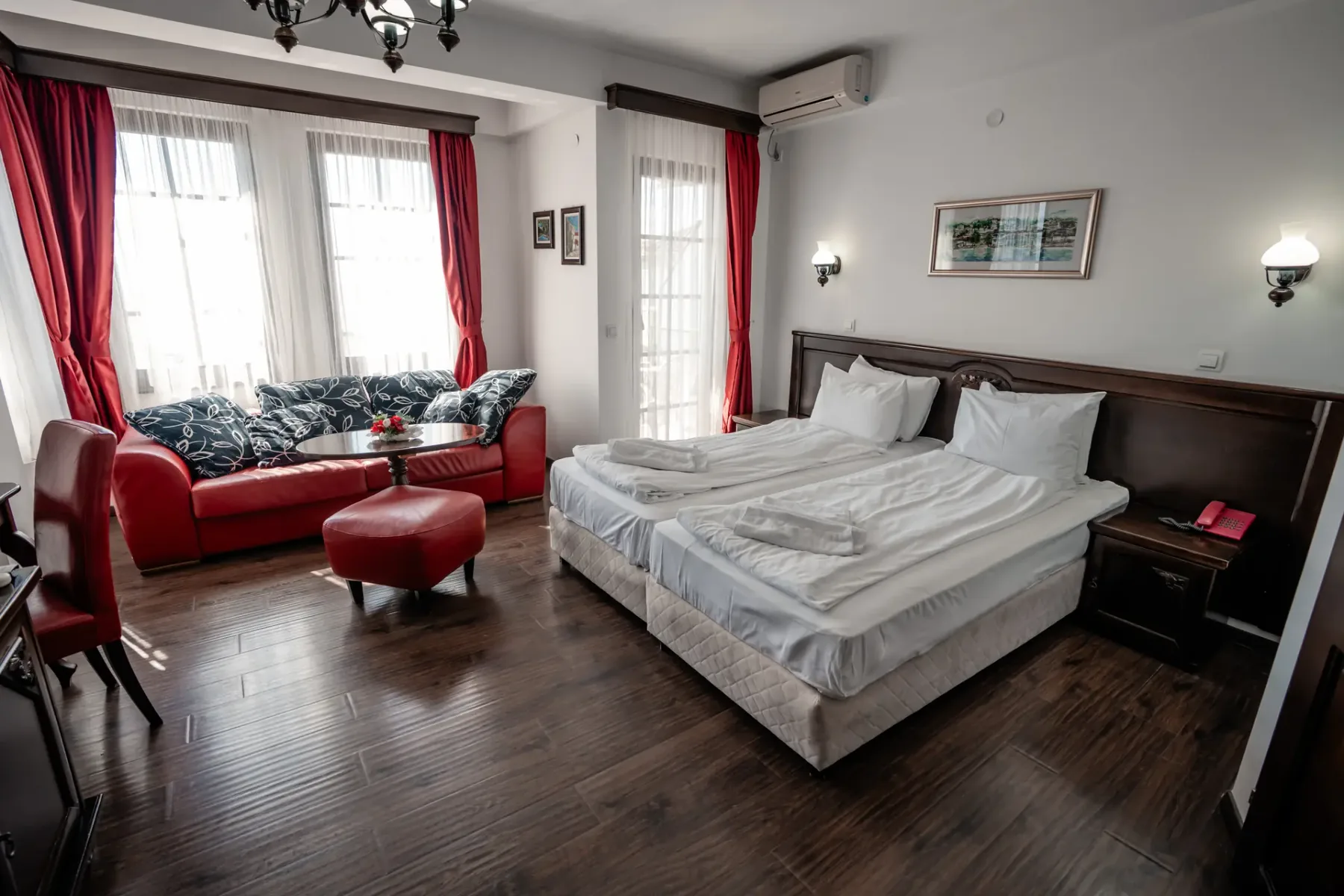 Deluxe Apartment with Lake View