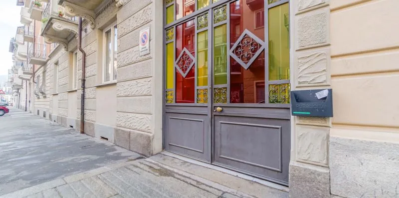 Una colorida puerta de entrada en la fachada de un edificio de piedra.