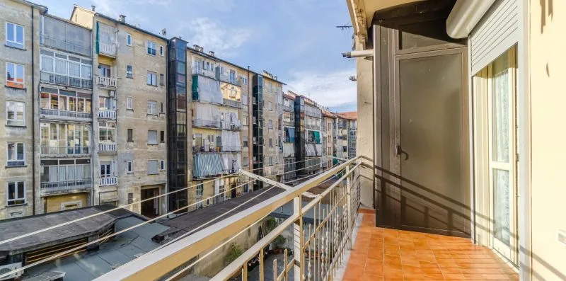 Un balcón estrecho da a una hilera de edificios de apartamentos.