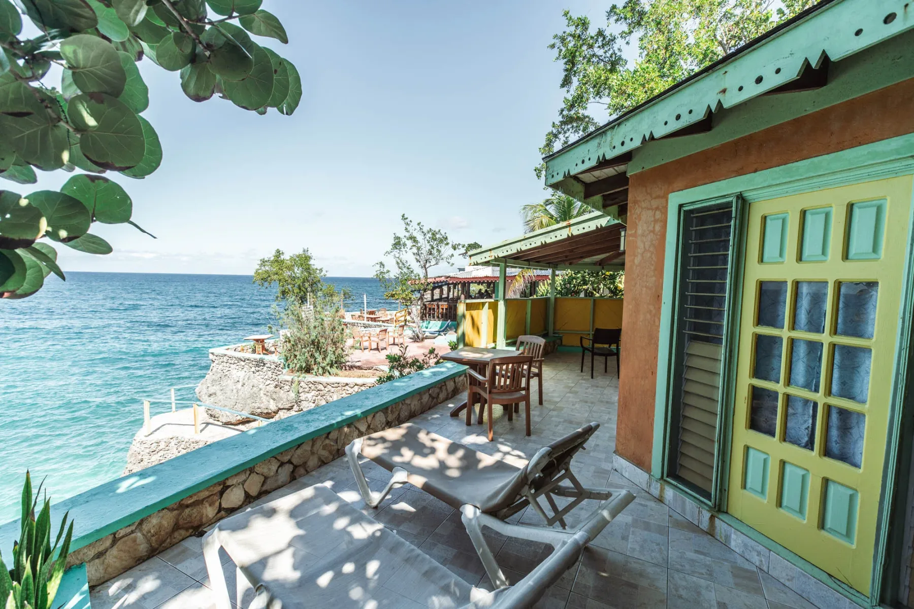Seafront cottage with air conditioning and small refrigerator, Room 6