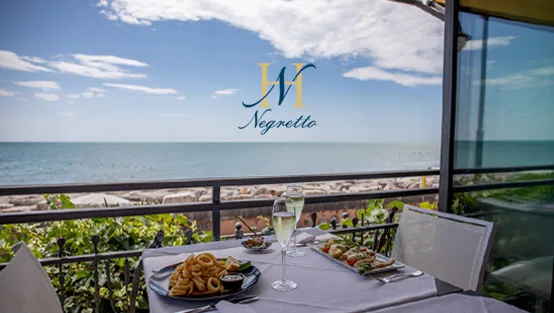 Terraza del restaurante del hotel y vistas al mar