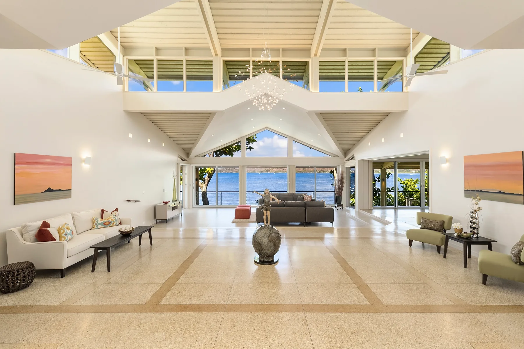Una amplia sala de estar se abre a vistas al mar a través de grandes ventanales.