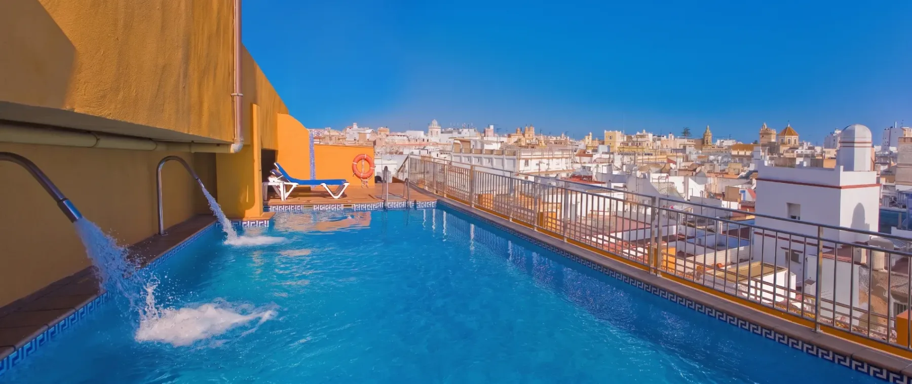 Piscina en la azotea con vistas al casco histórico de Cádiz