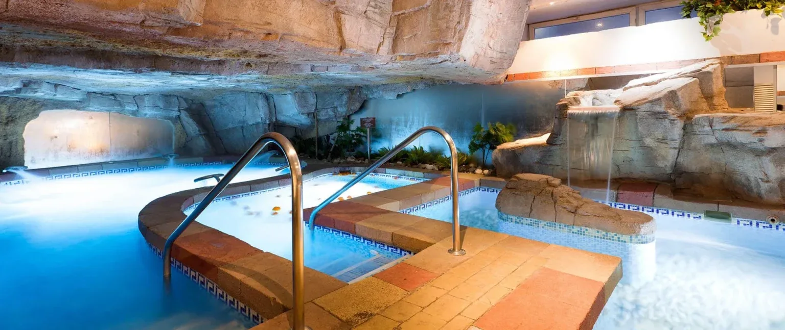 Piscina interior del spa