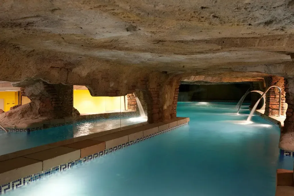 Piscina cubierta del spa