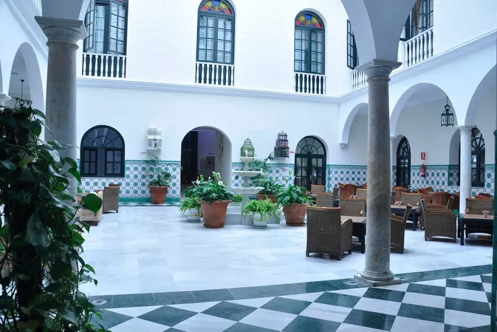 Patio andaluz con columnas y plantas
