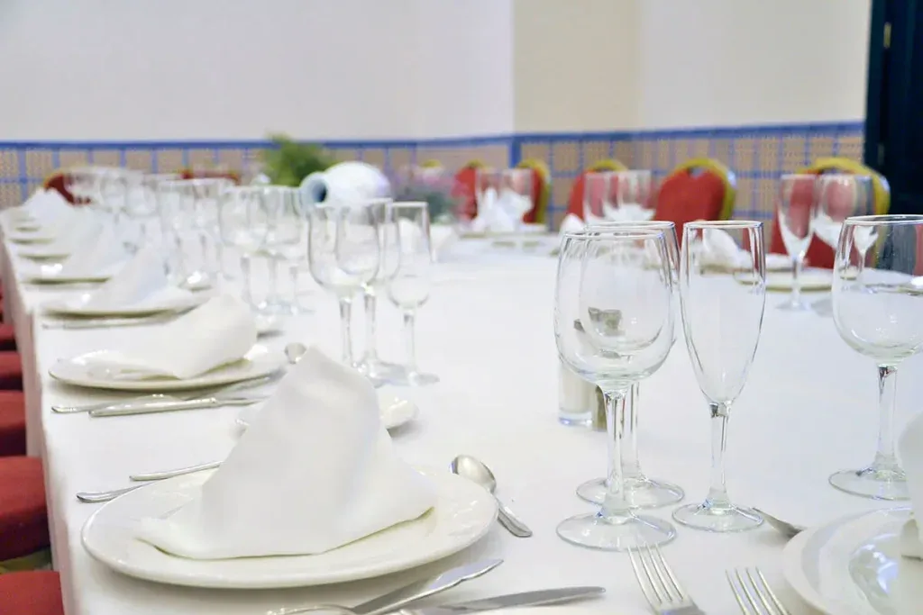 Mesa de banquete preparada con cristalería