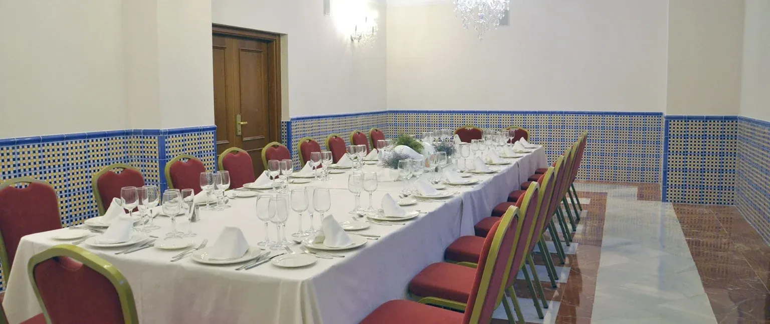 Mesa de banquete en un salón de eventos