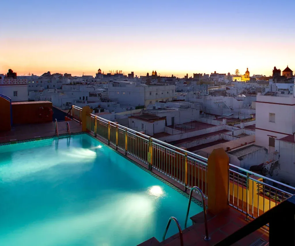 Piscina en la azotea con vistas a la ciudad