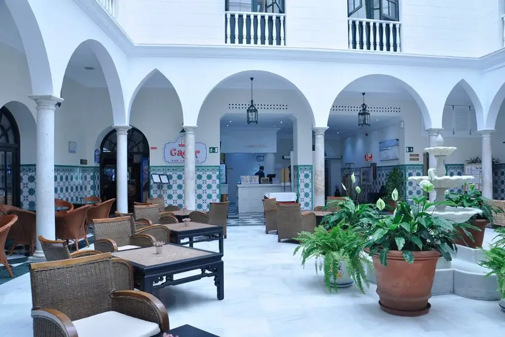 Patio interior con arcos y plantas