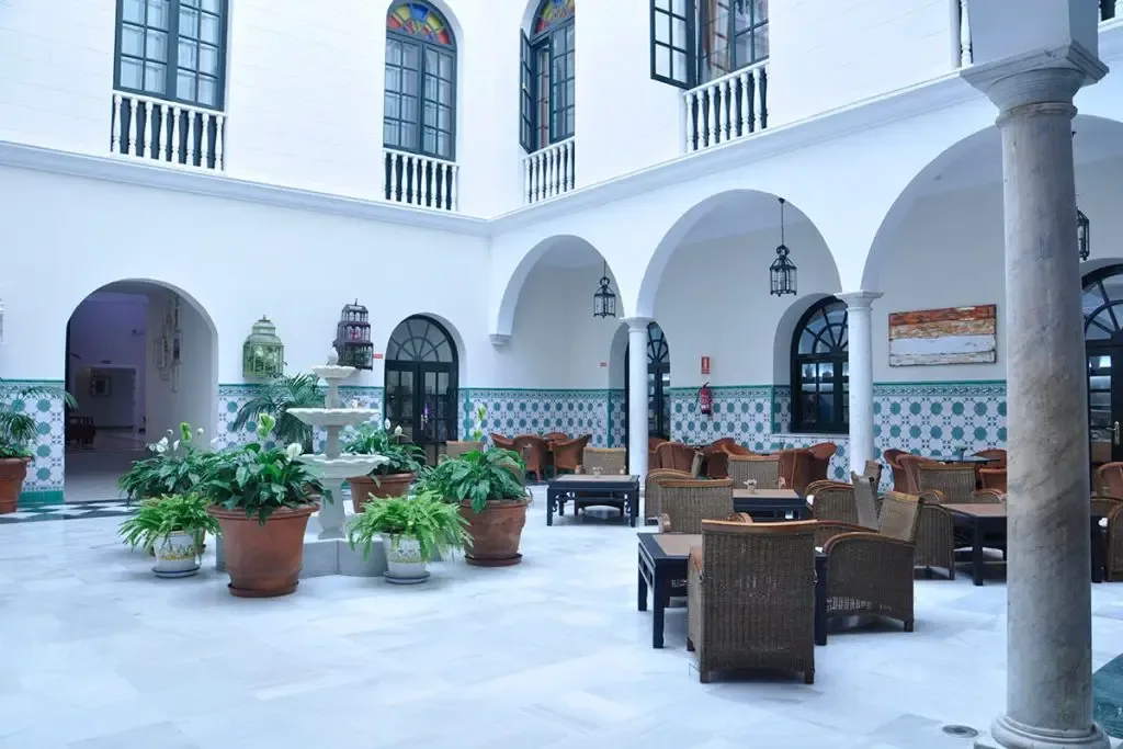 Patio andaluz con mesas y plantas