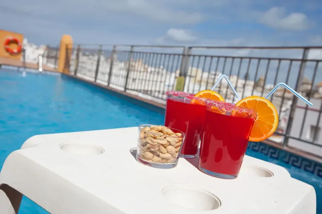 Bebidas junto a la piscina