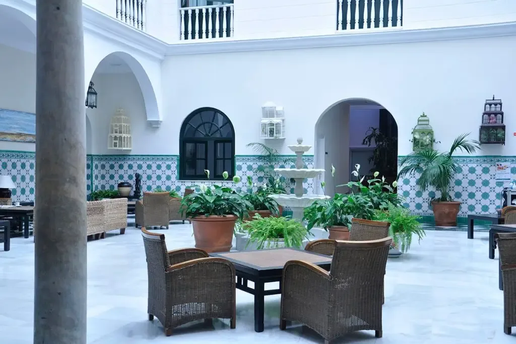 Patio con azulejos verdes y muebles de jardín