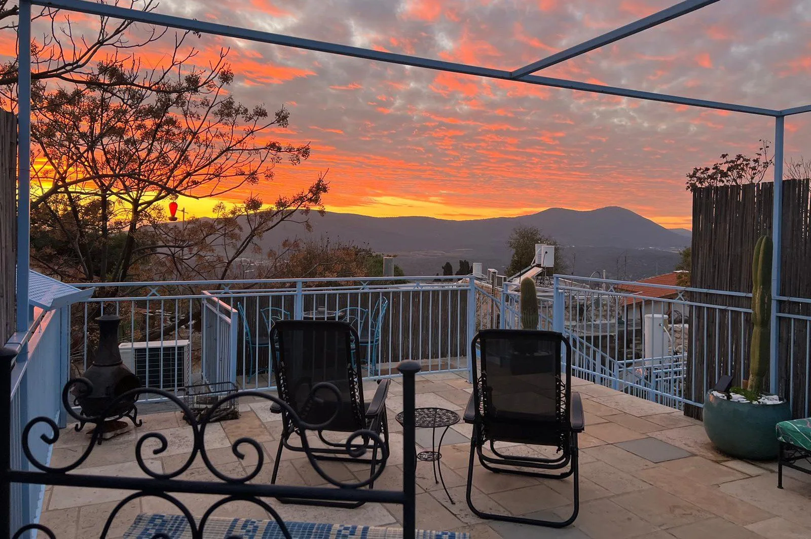 Casa de huéspedes al atardecer