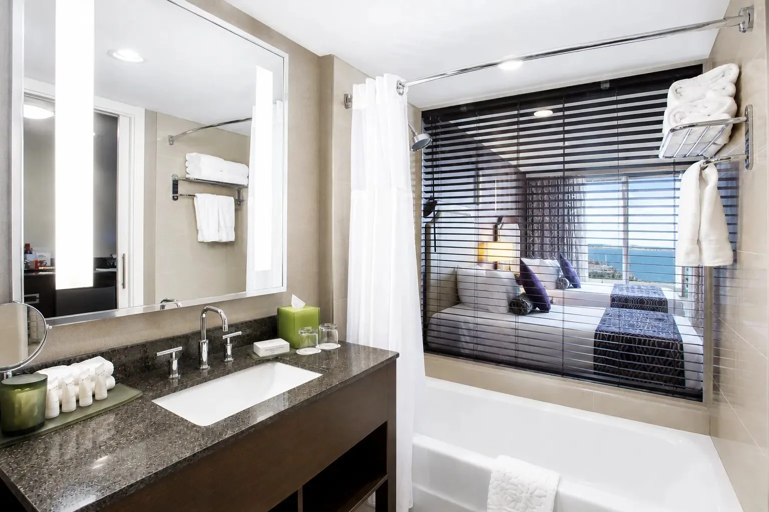 Harbourview Rooms at Pinnacle Hotel at the Pier, North Vancouver, photo 4
